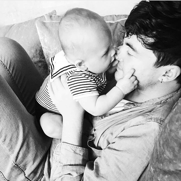 LittleMixBR's tweet image. Jesy postou essa foto do Jake e seu sobrinho. #MTVHottest Little Mix