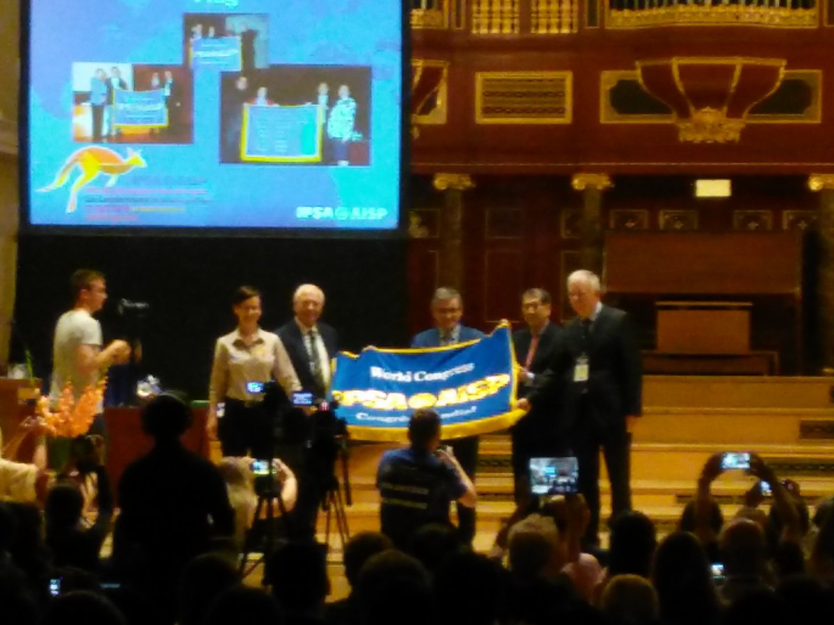 ozdemirakbal's tweet photo. İlter Turan hoca biraz önce bayrağı resmen devraldı... #IPSA2016 #Poznan https://t.co/5FasGwUIqM