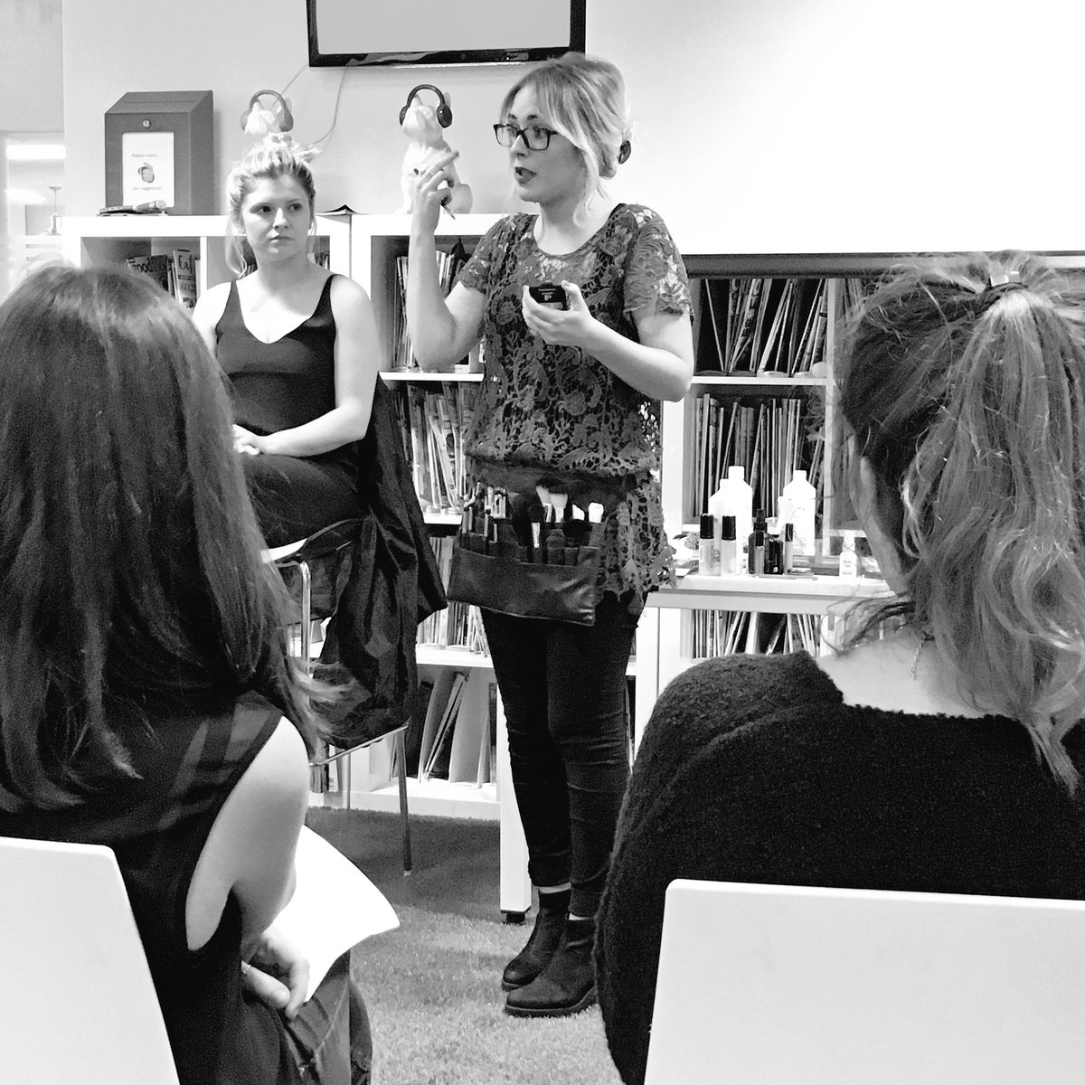 Peg_beauty's tweet photo. Learning all about how to create the perfect brow to frame the face with @flicksoflondon 💁🏼 https://t.co/e3qcGzxHKf