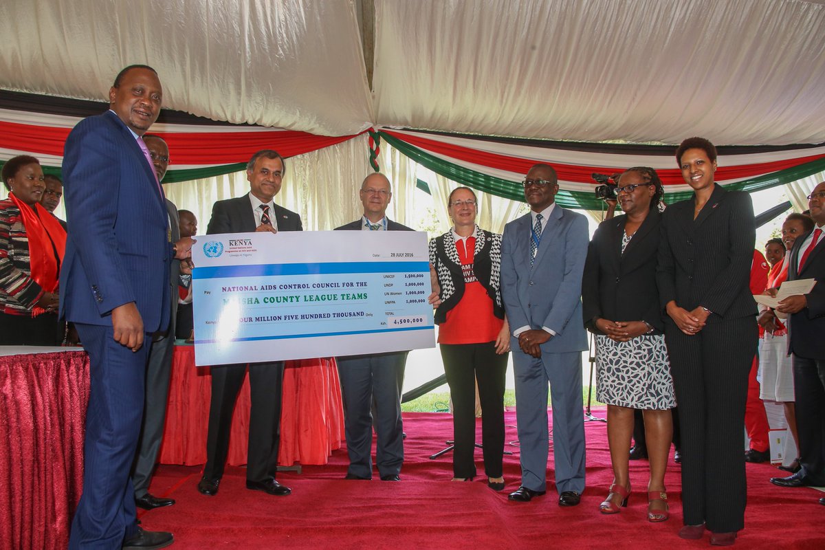 UNDPKenya's tweet photo. @UN present Ksh 4.5m to support girls team 2 #KickOUTHIVstigma @UKenyatta  @ASerumaga @sidchat1 @UnrcoKenya https://t.co/POfNzy9U51