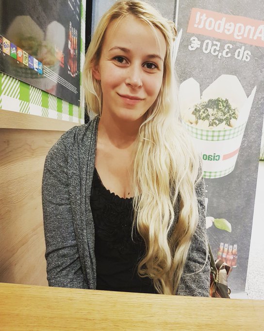 Erst mal was essen :) #pizza #food #SexyJenJen https://t.co/cG8UyfuK3i<a href="/tag/pizza"class="tags">#pizza</a><a href="/tag/food"class="tags">#food</a><a href="/tag/sexyjenjen"class="tags">#SexyJenJen</a>