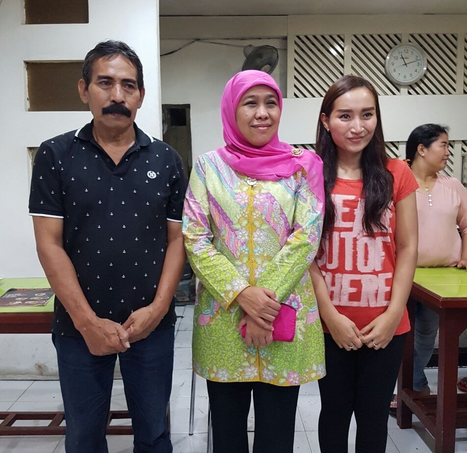 KhofifahIP's tweet photo. Mnyempatkan mkn mlm di rawon setan embong mlng surabaya dan berjumpa rekan2 bdan ekonomi kreatif yg tengah bertugas https://t.co/6bk0MPuk5J