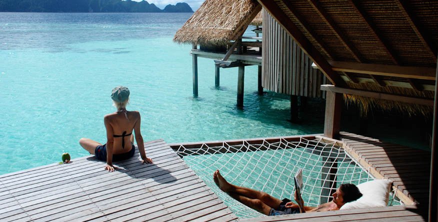 SecretRetreats's tweet photo. Aqua blue waters gleam,views of small islands scattered about like emeralds @misoolecoresort https://t.co/Grr0XEnTL5 https://t.co/WZWskNSegp