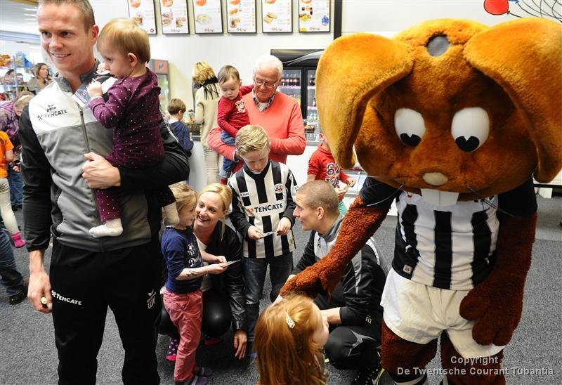 tubantia's tweet photo. Heracles-mascotte Bultje ontbreekt tijdens eerste Europese wedstrijd https://t.co/VadafXnGm2 https://t.co/ZbdomNdcUq
