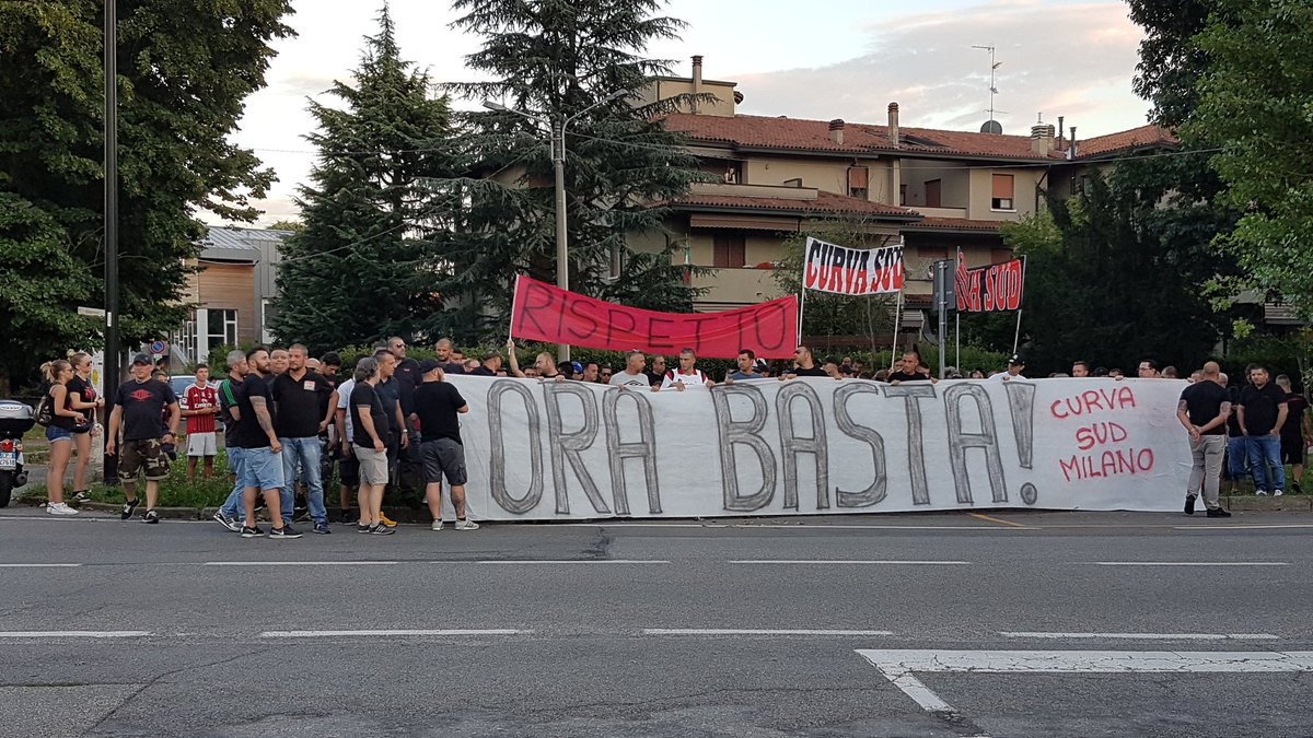 Milan Eye Around 0 From The Curva Sud Fans Are Protesting Infront Of Berlusconi S Villa In Arcore T Co Whbtnreuw1 Twitter