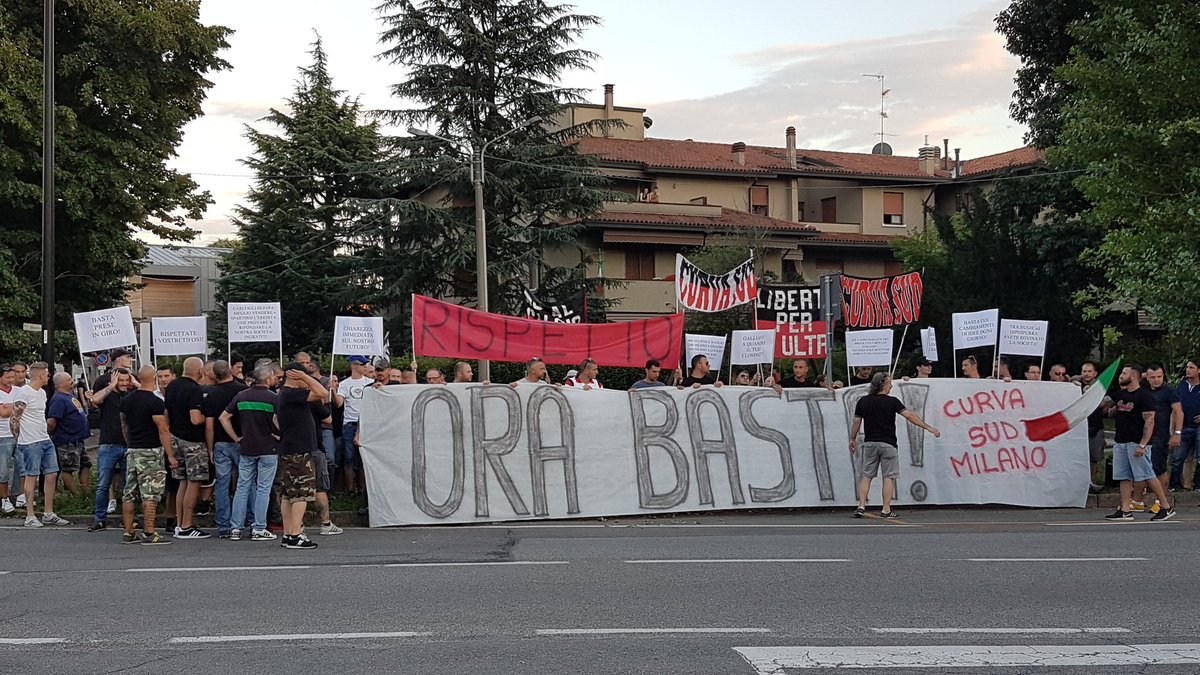 Milan Eye Around 0 From The Curva Sud Fans Are Protesting Infront Of Berlusconi S Villa In Arcore T Co Whbtnreuw1 Twitter