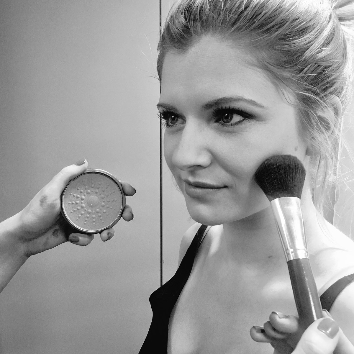 Peg_beauty's tweet photo. The final look - a glowy, radiant complexion perfect for summer thanks to @flicksoflondon 💅🏻💄 https://t.co/wfiPoOMAIN