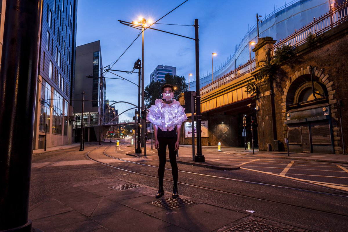 weathergaige's tweet image. Clothing collects #airpollution data &amp;amp; changes color w/ different pollutants #HumanSensor humansensor.eu
