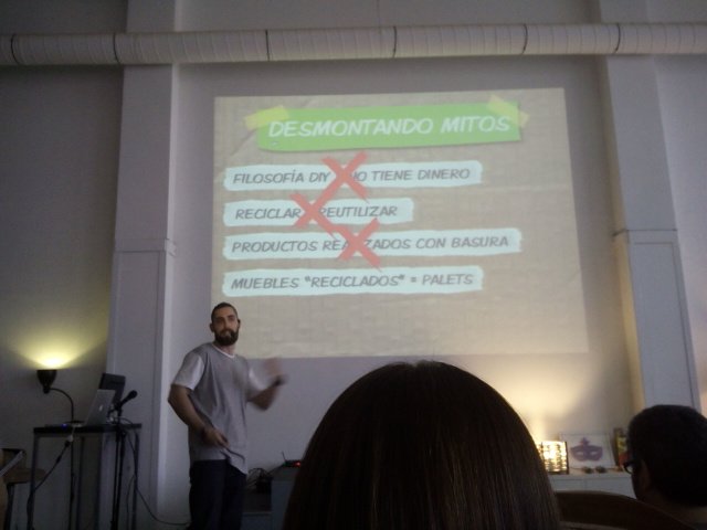 Empieza #10GDGC con Alberto Bachiller de <a href="/IdeaTuMismo/">Idea Tú Mismo ♻️</a> que está desmontando mitos. ¡Gracias por la charla!