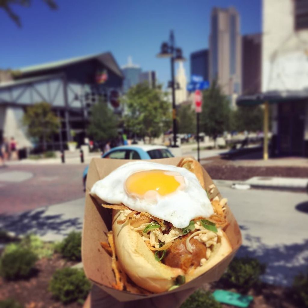 Is it the weekend yet?! 🙏🏼 Craving one of these bad boys from <a href="/justencaseddfw/">Just Encased DFW</a> 🌭🍳 Hand-pick… ift.tt/2aNoR5b