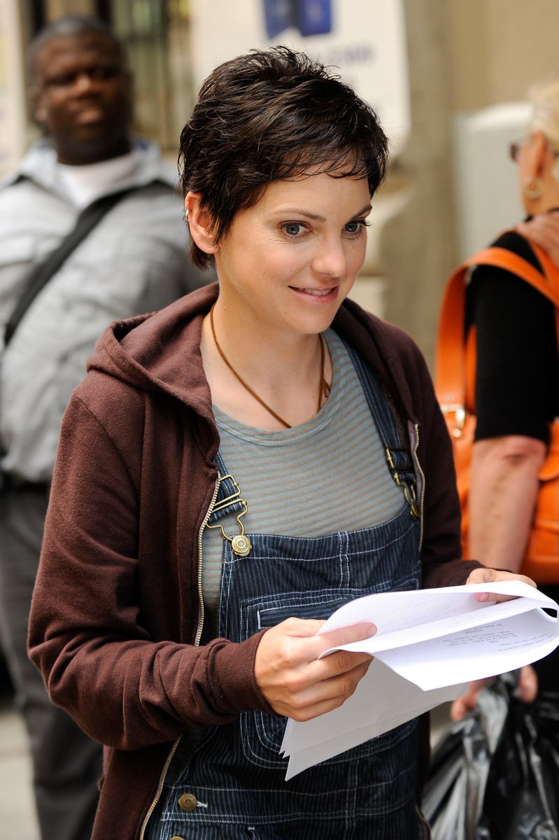 Zoey (Anna Faris) tweet media