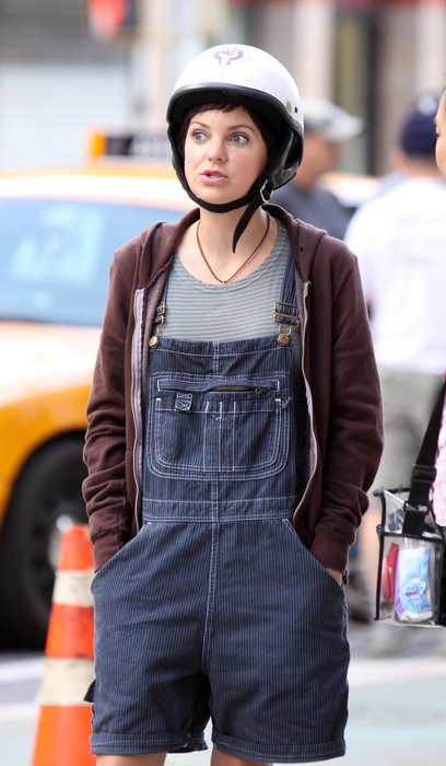 Zoey (Anna Faris) tweet media