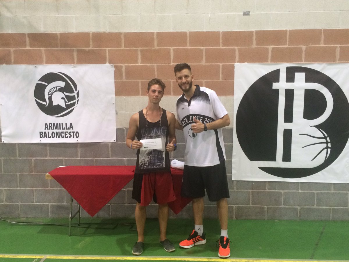 BBeaterEventos's tweet photo. Ganador del concurso de triples @Jandro_Martos #SL16 recogiendo su vale para @inussualbasket https://t.co/UoDILztGnD