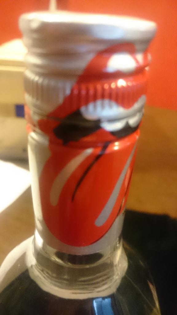 hernanpanessi's tweet photo. Música y tequila @JoseCuervoAr edición especial de los Rolling Stones: impecable. Gran botella, les diré. https://t.co/iU3rmuldyW