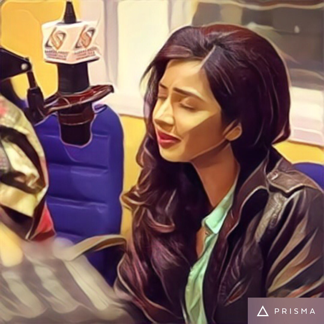Ksingh03's tweet photo. @shreyaghoshal tried prisma with one of your pics 😘 https://t.co/BiWcjBV6c3