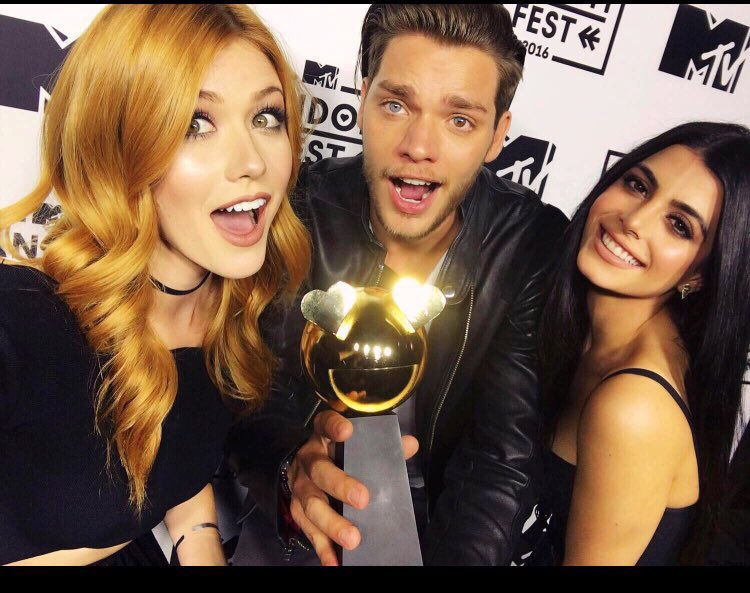 cityofshadows__'s tweet photo. So proud of you All 👑

I love you all &amp; love the show @ShadowhuntersTV @Kat_McNamara @DomSherwood1 @EmeraudeToubia 💘 https://t.co/RLrsQpf3W7