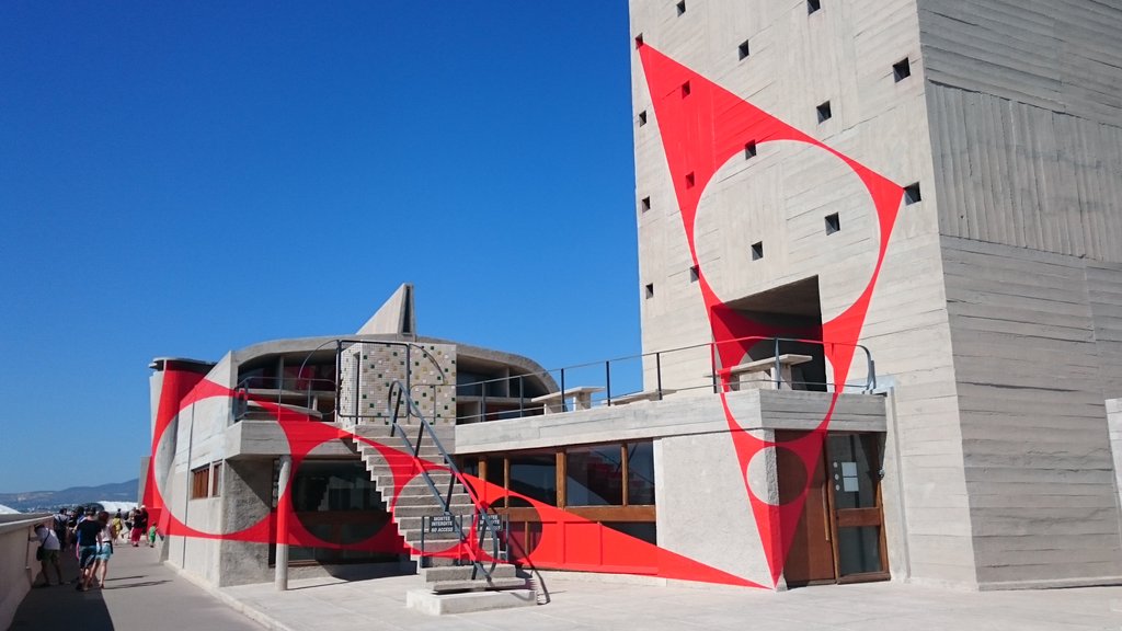 LMIntDesign's tweet photo. Balade du jour sur le toit du #corbusier  Exposition Felice #Varini https://t.co/jAkONphJk3