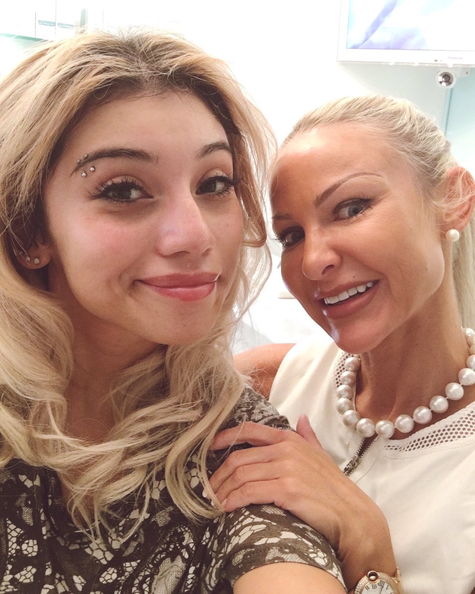 kirstin's tweet photo. No make-up selfie thanks to @KLARABeautyLab ! I'm glowing! ✨✨ https://t.co/goHj8NWLNi https://t.co/OnJNfLNGd8