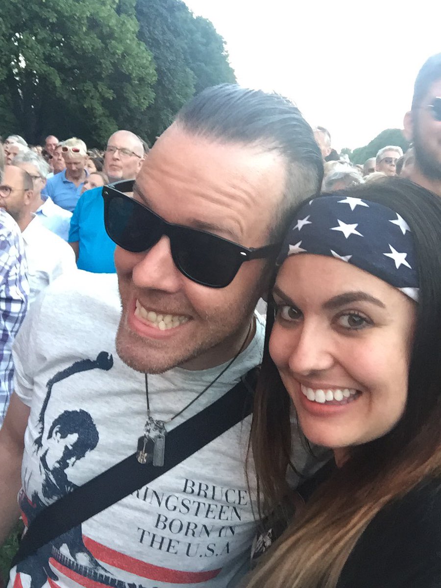 Tougher_TT_Rest's tweet photo. Hanging out and shaking ass to Wrecking ball #SpringsteenOslo @OBrnstad https://t.co/lBs8y2eqo3
