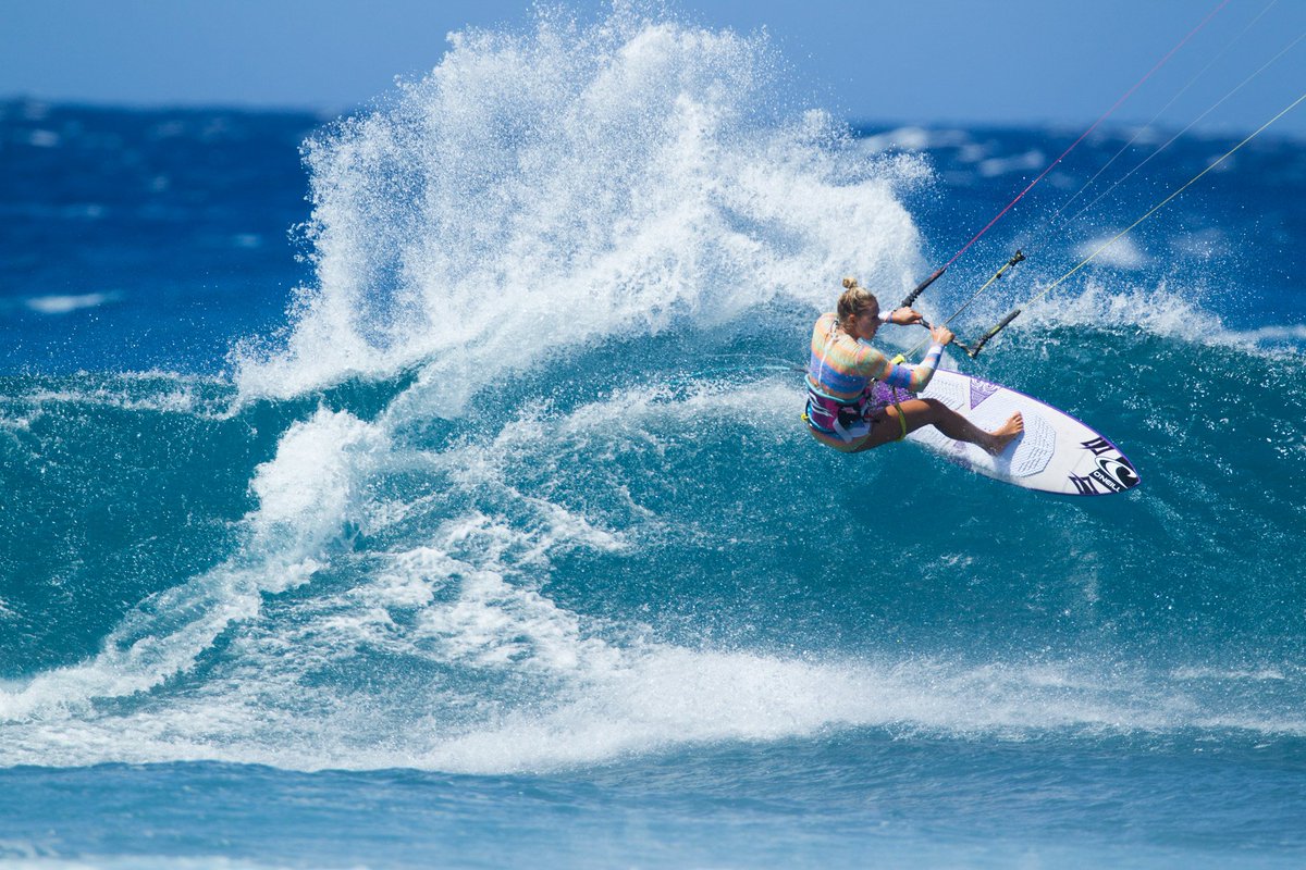Form, finesse, power. JalouLangeree takes kitesurfing to another level on her #NaishAlana board #naishkiteboarding