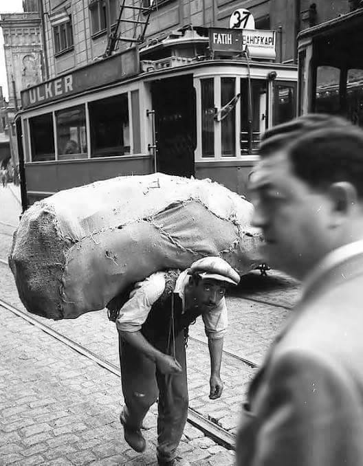 "Bu yükün altında öleceksin" dedi hamala
"Ölüm kolay, sen umuttan haber ver" dedi
''Umut varsa dünyayı vur sırtıma''