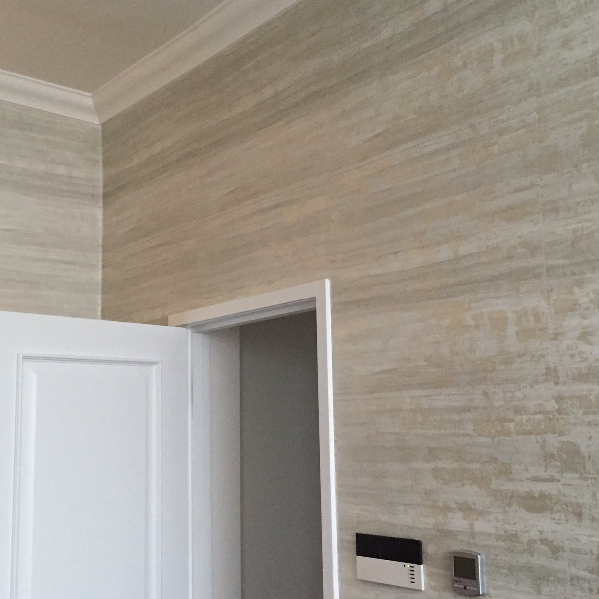 atlanticintdes's tweet photo. Stunning wallpaper hung on site today #interiordesign #wallpaper #statementwallpaper #bedroom #understatedelegance https://t.co/cL9OlTZAGj