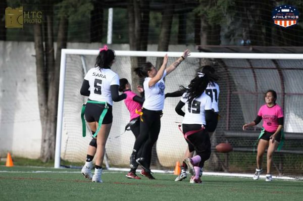 jack_girajack's tweet photo. Hace tanto que no teníamos una foto jugando! #dakside #friends 🏈 @sarav_g @JenniAran81 @aleeg_v19 https://t.co/SlqdkaOAOz
