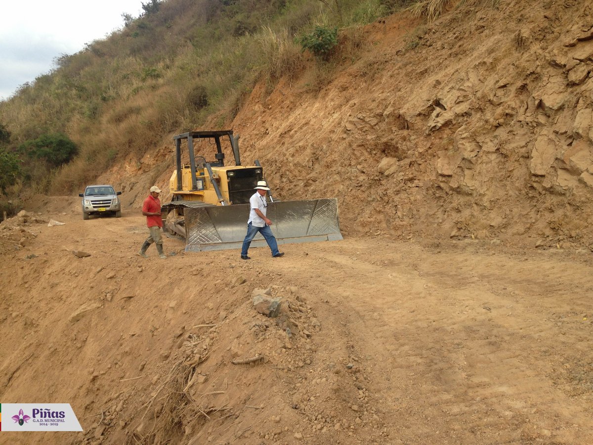 alinstante2016's tweet photo. @municipiopinas @JaimeGrandaR supervisa trabajos de ampliación de vía que unirá #ElOro con #Loja https://t.co/M433e4Lg25