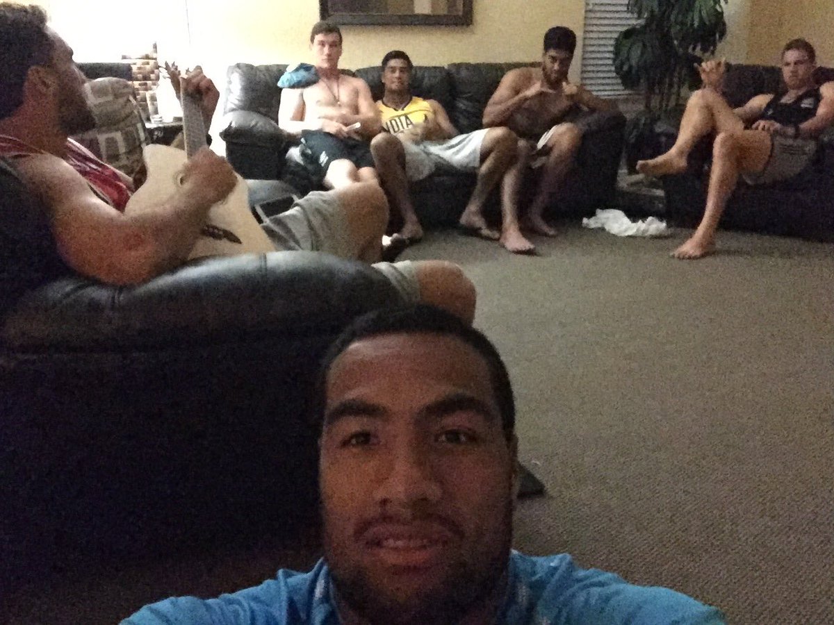 IoaneAkira's tweet photo. DMC's with the brothers tonight 😂😂😂 #oil https://t.co/J1RmkZKLJh