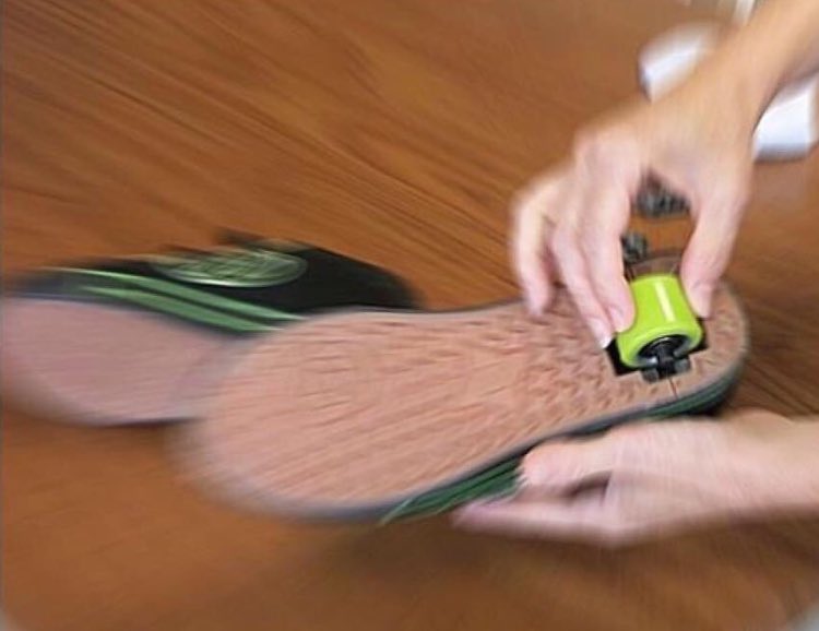 caaseycaamp's tweet photo. I miss heelys 👟👟 #bestshoe https://t.co/tVSAeqAU7e
