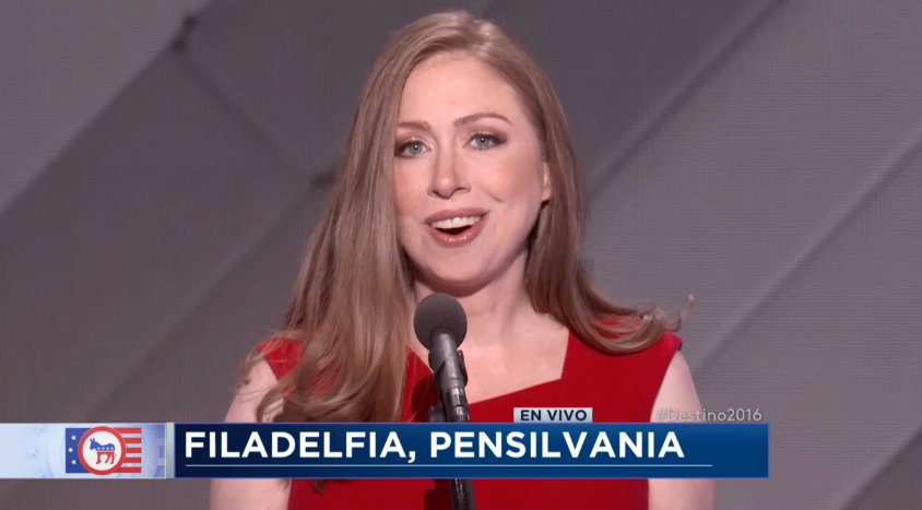 UniPolitica's tweet photo. "Mamá, la abuela estaría muy orgullosa de ti hoy", @ChelseaClinton en la #DemConvention. https://t.co/zEe8LZaFh8