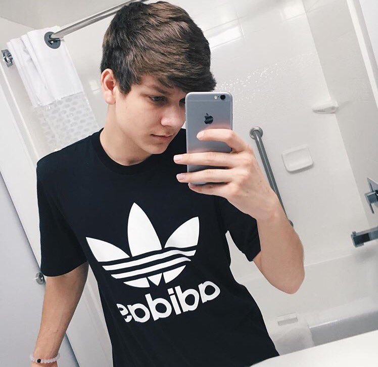NathanTriska's tweet photo. Yooooo everyone tweet me selfies using #SelfieForBos ❤️🙊 https://t.co/KlzrnBjH5h