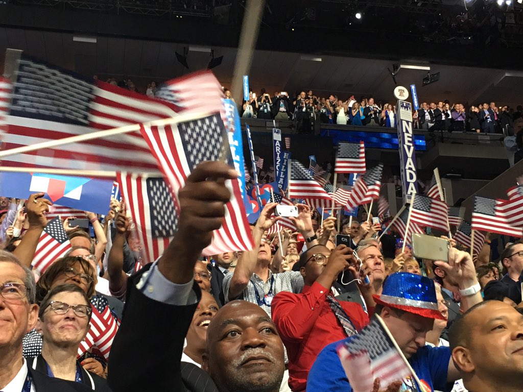 UniPolitica's tweet photo. Con banderas ondeando. Así recibió la #DemConvention a @HillaryClinton. #DemsInPhilly https://t.co/JkahvwpEmQ