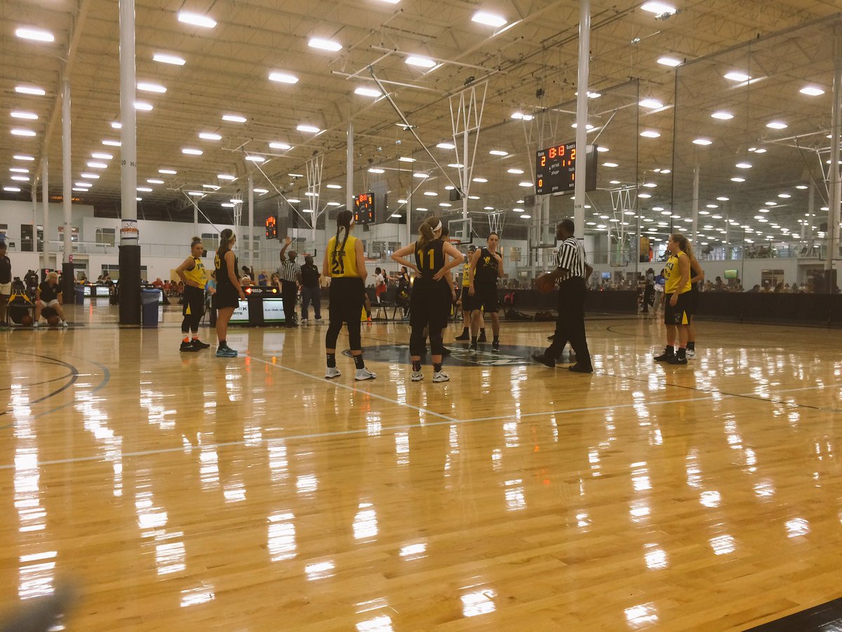 TheOnlyRia's tweet photo. 3-1 looks good #PAYJ #BlueChipBball πCongrats! Finish w a win tomrw! https://t.co/UbHm10U3Sv