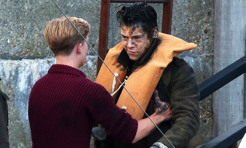 lasgrowns's tweet photo. Mas fotos de Harry y Tom hoy en el set de Dunkirk https://t.co/Jsc4YwGHnT