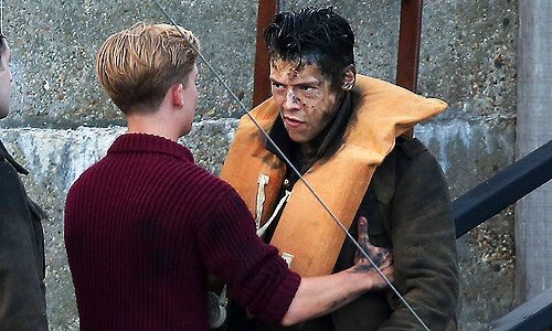 lasgrowns's tweet photo. Mas fotos de Harry y Tom hoy en el set de Dunkirk https://t.co/Jsc4YwGHnT