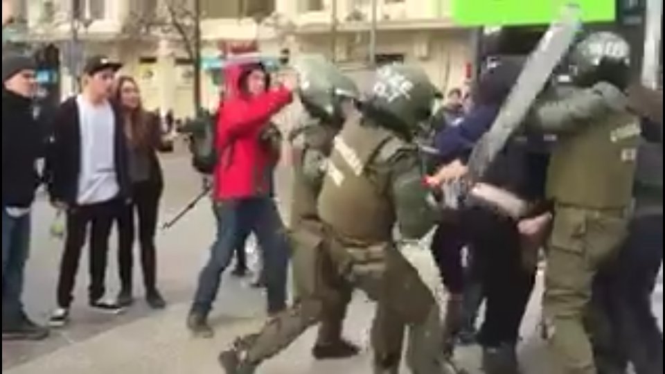 Chileokulto's tweet photo. Hoy nuevamente los cobardes de @Carabdechile 5 contra una mujer estudiante Y @GobiernodeChile Avala todos los abusos https://t.co/SsPphjJmSM