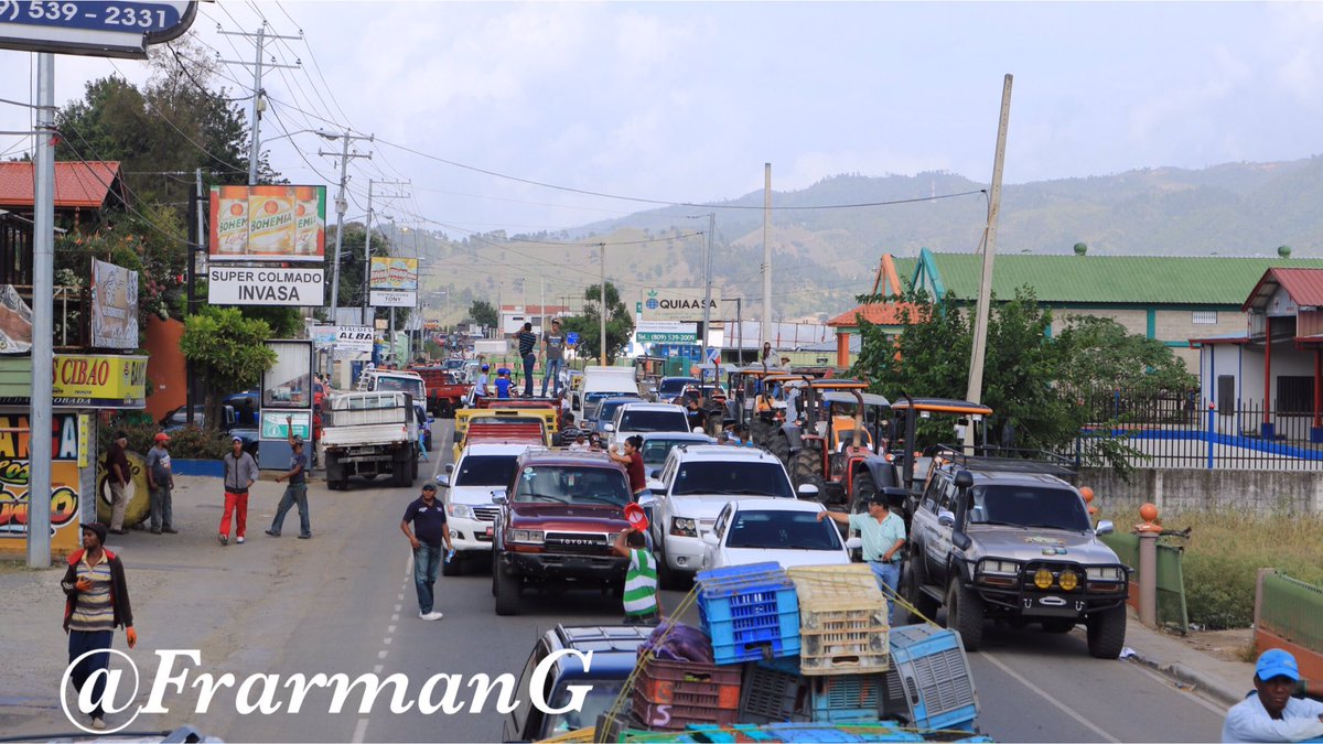 Agricultores de Constanza recorren calles en demanda de que el gobierno les pague 32.8 millones