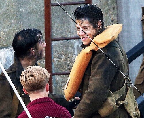 lasgrowns's tweet photo. Harry hoy en el set de Dunkirk en Weymouth https://t.co/7jgoPHk3GM