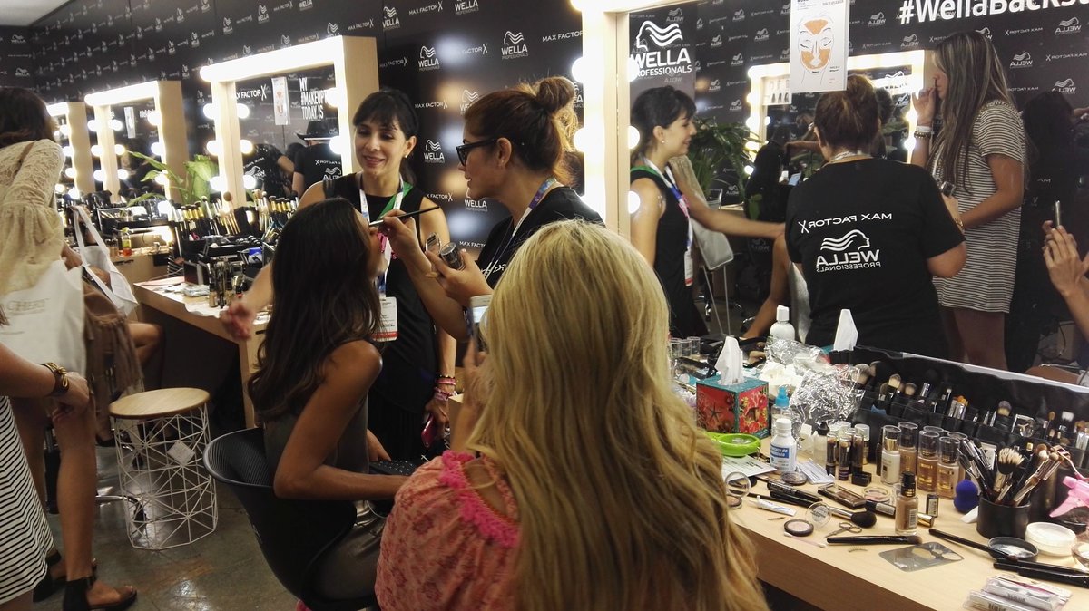 ModaExito's tweet image. Makeup, listo! La pasarela está a punto de llenarse de color con #Bronzini en #Colombiamoda2016