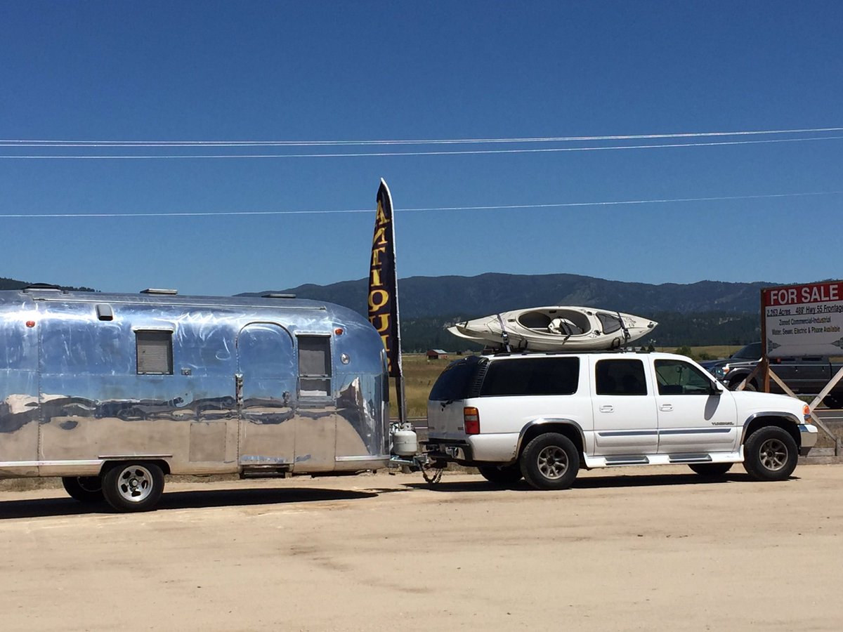 ItsCC_'s tweet image. Of course it stops at the road side antique shows! #vintage #airstream #ExtraFun #trailer #antiques