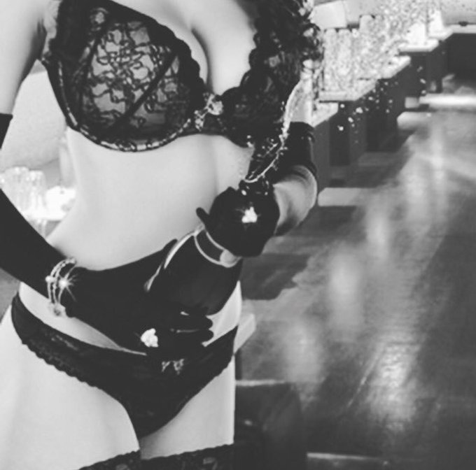 Throwing it back to the black &amp; white pics... 🍾 #b&amp;w #tb #throwback #tbt #throwbackthursday https://t<a href="/tag/tb"class="tags"><span>#tb</span></a><a href="/tag/tbt"class="tags"><span>#tbt</span></a><a href="/tag/throwbackthursday"class="tags"><span>#throwbackthursday</span></a><a href="/tag/throwback"class="tags"><span>#throwback</span></a><a href="/tag/b"class="tags"><span>#b</span></a>