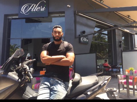 WxrldBxrning's tweet photo. Ça se voit la fouine il a du soulever un max de 2000 pour avoir ses bras la https://t.co/G7FgT7POUz