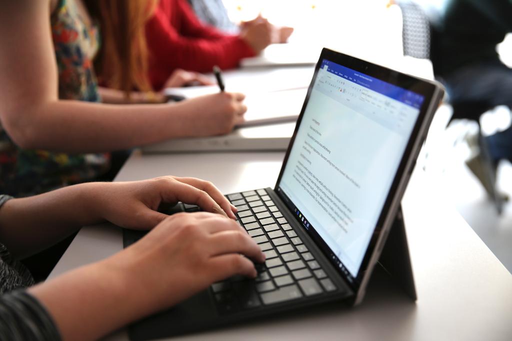 MicrosoftEDU's tweet photo. Arming students with a pen &amp; keyboard will make learning more powerful: https://t.co/FxnTaxrq8Z #edtech @surface https://t.co/3vIb6l6Qr8