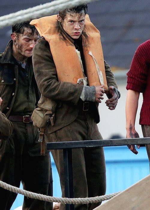 lasgrowns's tweet photo. Harry y Tom Glynn-Carney hoy en el set de Dunkirk https://t.co/dICXU1vxsU