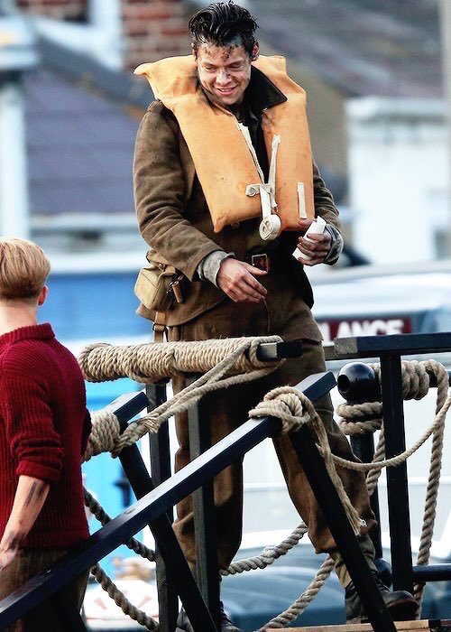 lasgrowns's tweet photo. Harry y Tom Glynn-Carney hoy en el set de Dunkirk https://t.co/dICXU1vxsU