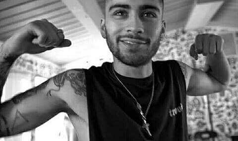 ZquadLatino's tweet photo. Dios mio !! 😍😍💛
#MTVHottest Zayn
#VeranoMTV2016 ZAYN
#MPZigi https://t.co/q4SuXSFaYR