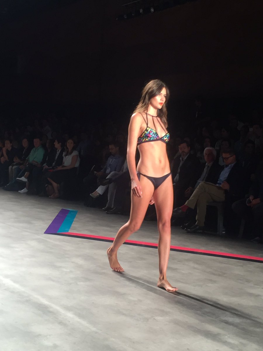 Bearangomoda's tweet image. Así se ve la pasarela Bronzini y @Pantone @modaexito @grupoexito