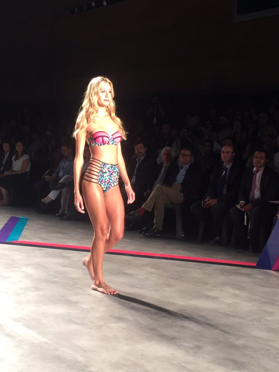 Bearangomoda's tweet image. Así se ve la pasarela Bronzini y @Pantone @modaexito @grupoexito