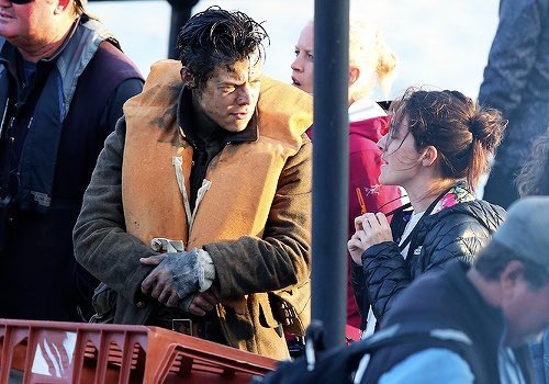 lasgrowns's tweet photo. Harry hoy en el set de Dunkirk en Weymouth, Inglaterra https://t.co/zjLvC2wVho